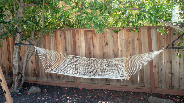 Hamak çit boyunca asılı