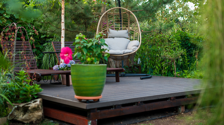 Küçük yüzen güverte ile arka bahçe