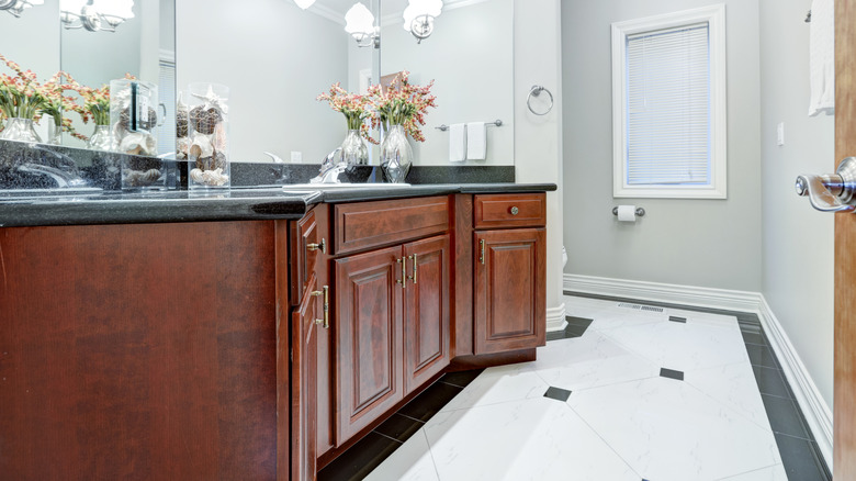 Maun makyaj dolapları olan beyaz bir banyo