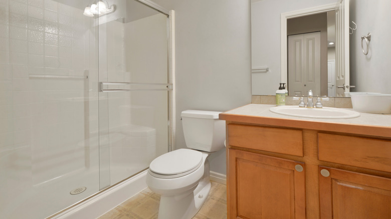 Bir banyoda turuncu akçaağaç dolabı