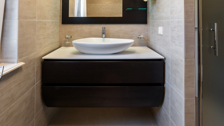 Koyu ahşap kaplamalı bir makyaj ve lavabo