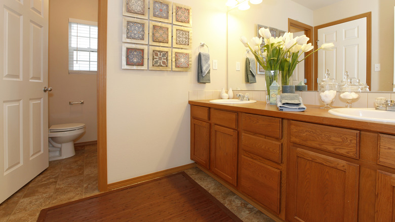 Bal meşe dolaplı bir banyo