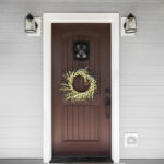 Birkaç dolarlık ağaç malzemeleri ile DIY kişiselleştirilmiş kapı dekoru