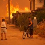 Turkiye İkinci Gün için Izmir'de orman yangınlarıyla savaşıyor, alanları tahliye ediyor