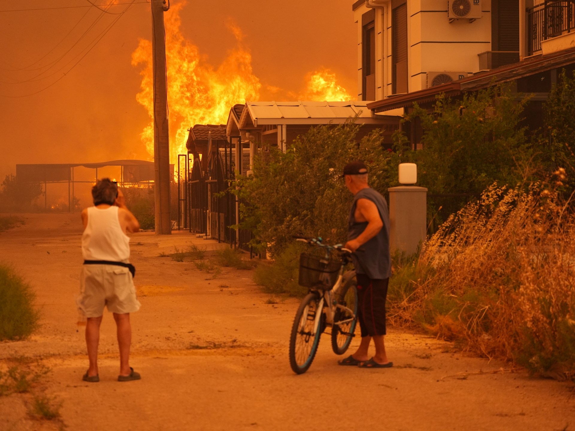 Turkiye İkinci Gün için Izmir'de orman yangınlarıyla savaşıyor, alanları tahliye ediyor