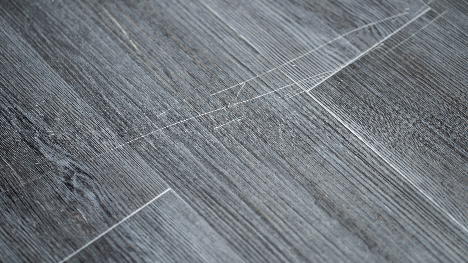 Vinil zemin çiziklerini gizlemenin ve onları yeni gibi parlatmanın süper uygun fiyatlı yolu