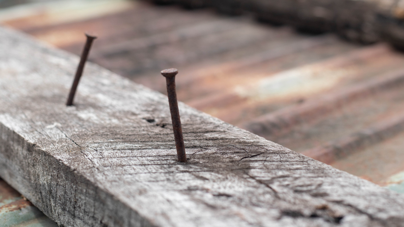 Eski tırnakları atmayın - bunun yerine mobilyalarınıza vintage bir görünüm eklemek için kullanın