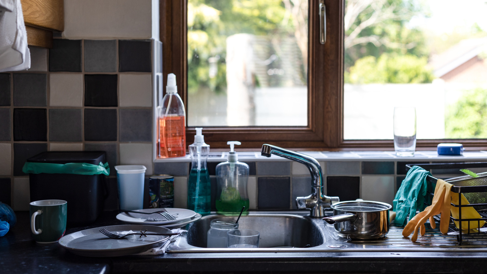 Mükemmel lavabo organizatörü olarak ikiye katlanan Ikea Kitchen gerekli