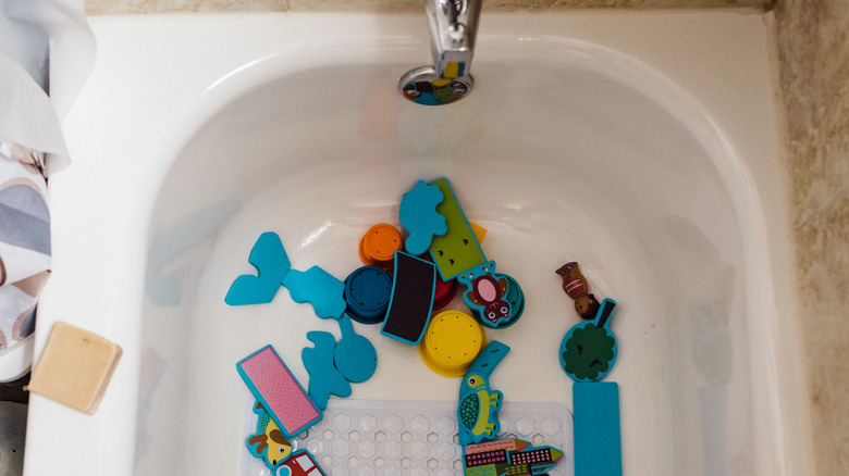 Küvette çocuk banyo oyuncakları