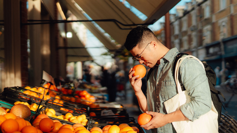 Street Market'te ürün alışverişi yapmak