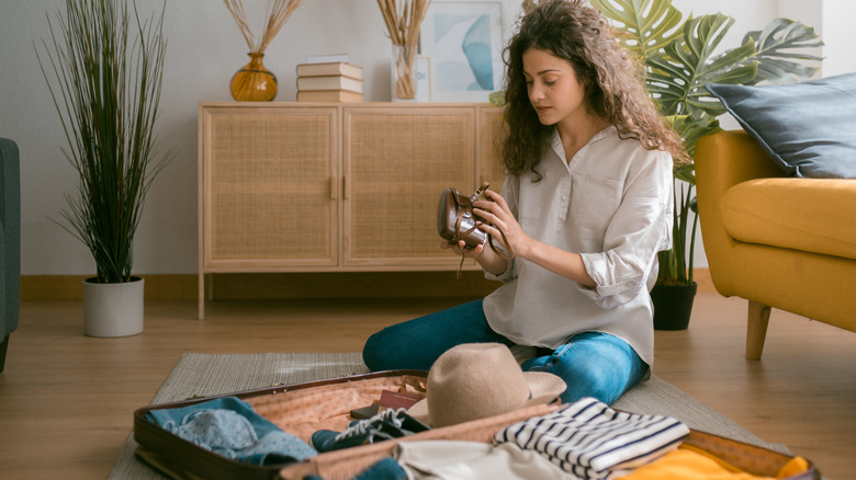 Bavulunu paketleyen kadın