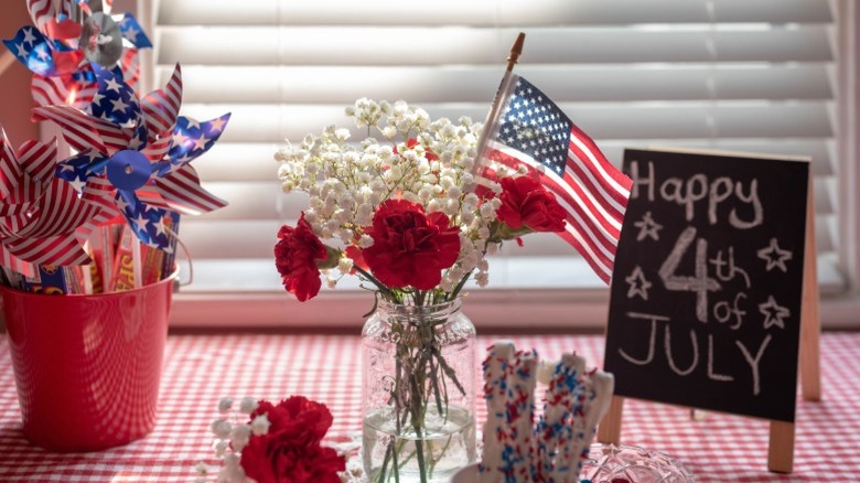 Çiçekler için vazo olarak kullanılan bir mason kavanoz