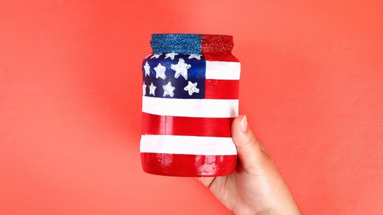 Amerikan bayrak motifli boyalı bir kavanoz