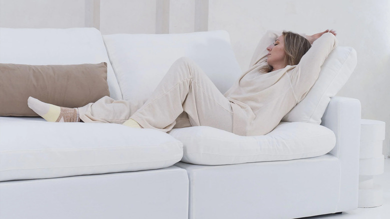 Beyaz sofatica'da uzanan kadın