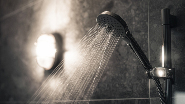 Yüksek su basıncına sahip bir duş başlığı
