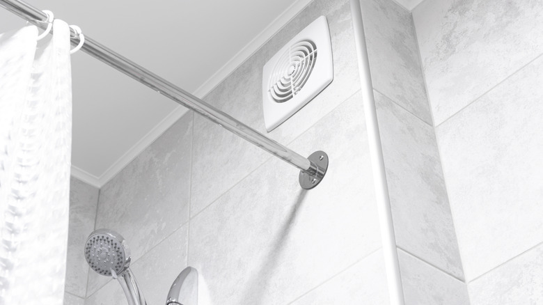 Karo duş duvarında banyo egzoz havalandırma