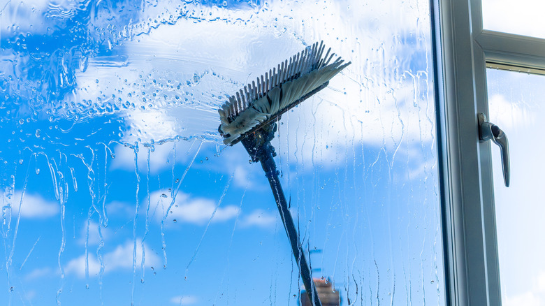 Dış pencereyi yıkama fırçası