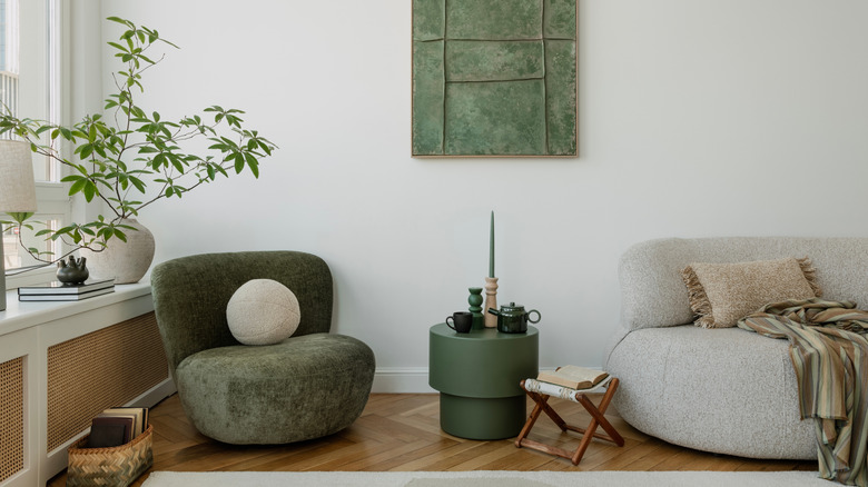 Koyu yeşil, yuvarlak aksanlı oturma odası