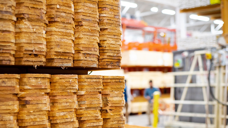 Bir parke mağazasında istiflenmiş çit panelleri