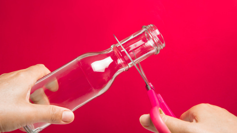 Bir cam şişenin boynunda keskinleştirme makası.