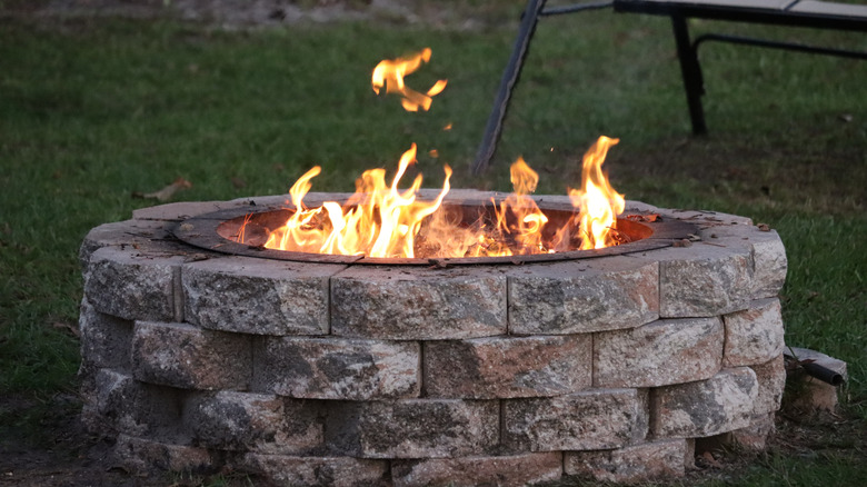 ateş çukurunun yakın çekimi