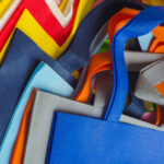 Giriş yolu dekoru olarak ikiye katlanan bir DIY tote rafı yapın