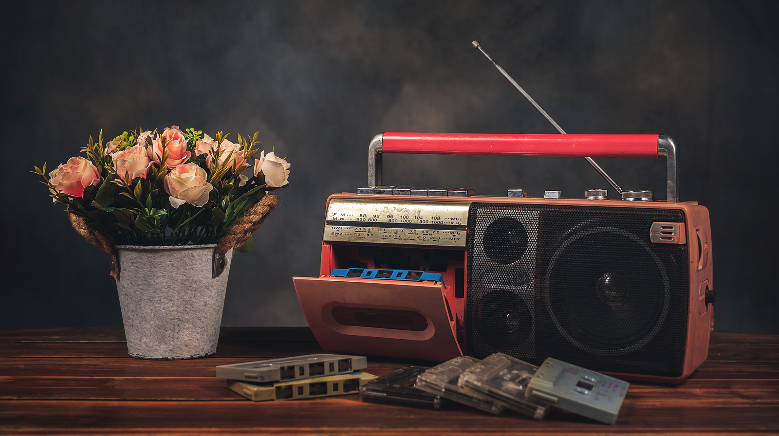 Bahçeniz için eski bir boombox'ı retro bitki dekoruna dönüştürün