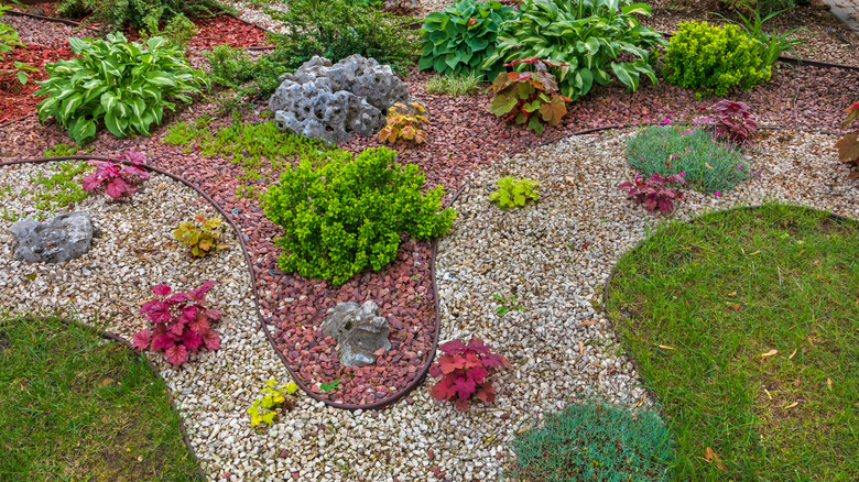 Kırmızı dekoratif bahçe çakıl