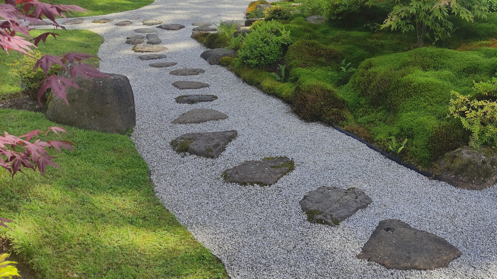 Beklenmedik ama etkili bir çözümle bahçe çakılına yeni bir görünüm verin