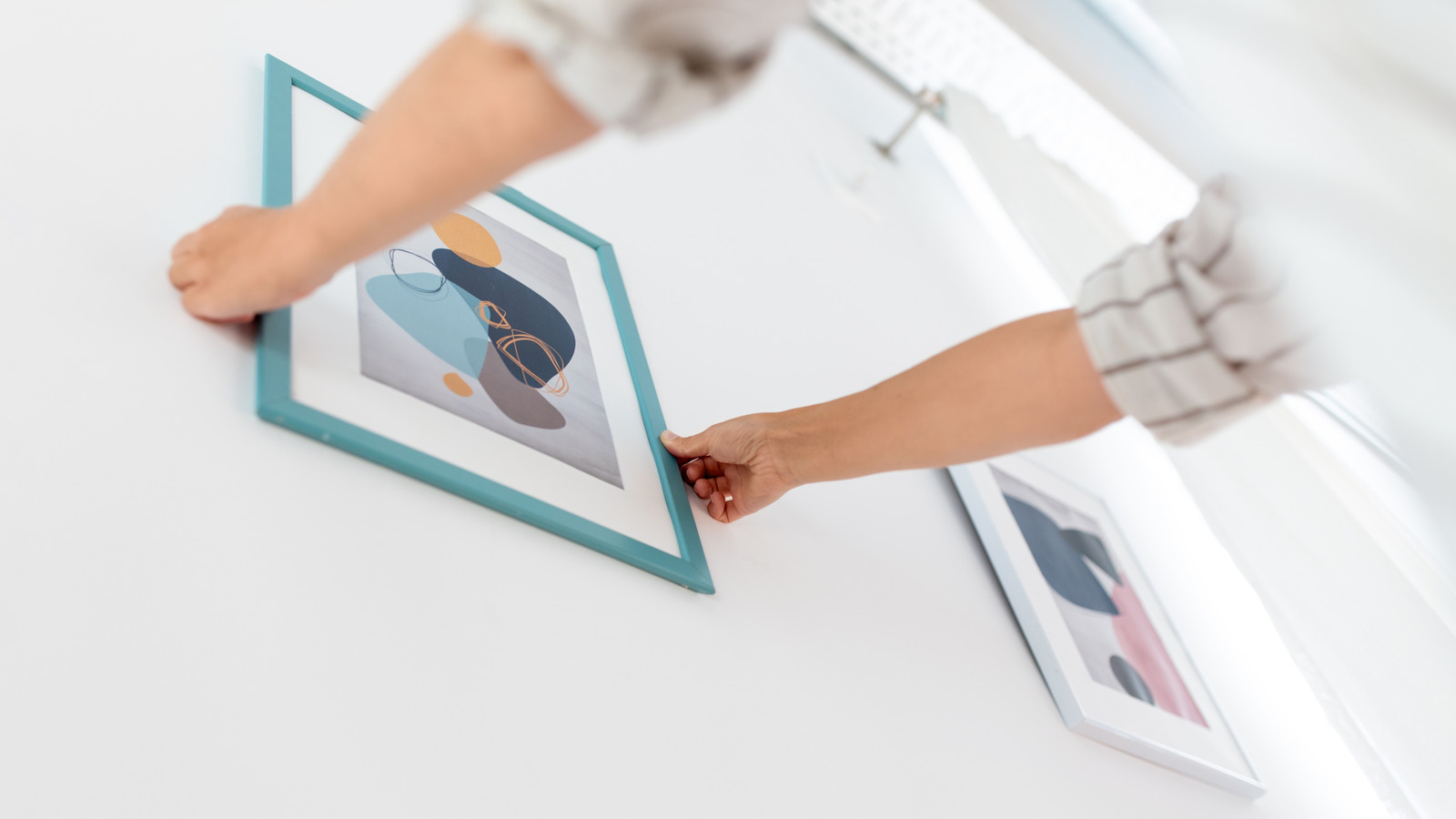 Duvar dekorunu bir profesyonel gibi çıkarmak için bu beklenmedik banyo zımbasını kullanın