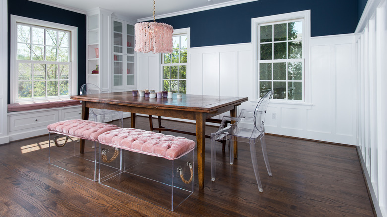 Akrilik/döşemeli mobilyalarla yemek odası