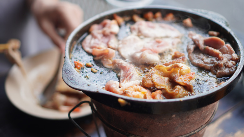 Pastırma içeren bir dökme demir tava