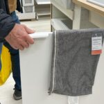Kullanılmayan kabine kapı alanını bir depolama ikramiyesine dönüştüren IKEA çözümü