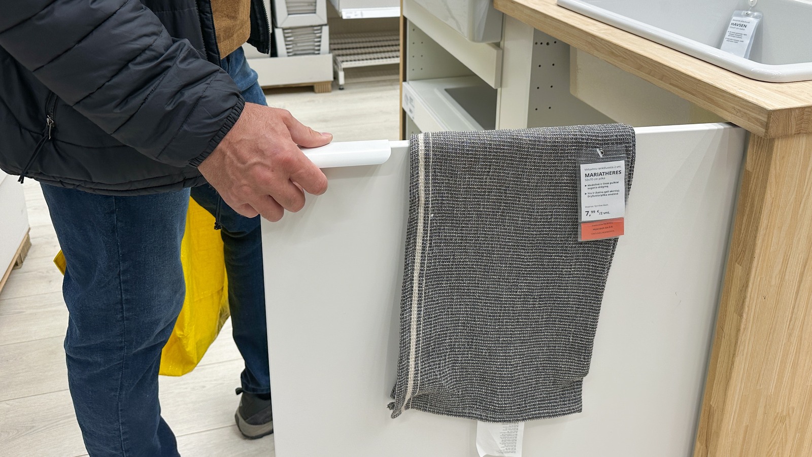Kullanılmayan kabine kapı alanını bir depolama ikramiyesine dönüştüren IKEA çözümü