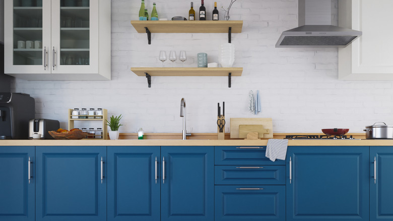 Bir mutfakta çivit dolapları