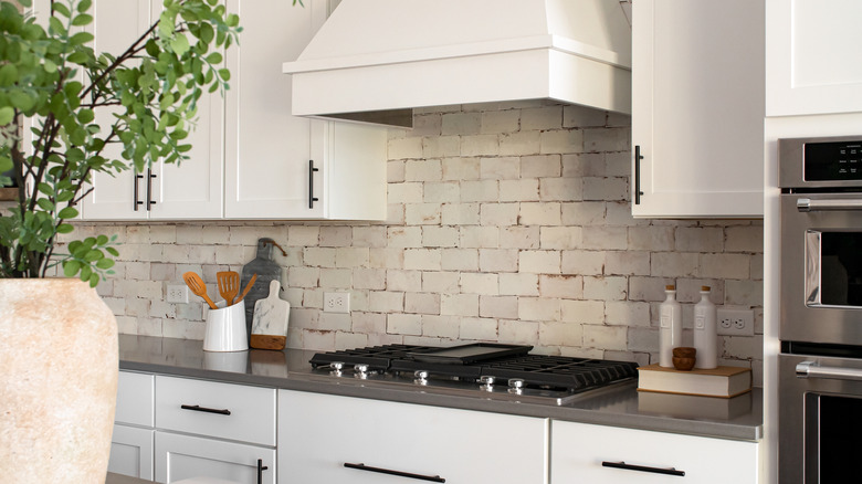 Beyaz Modern Rustik Mutfakta Doğal Taş Tuğla Backsplash
