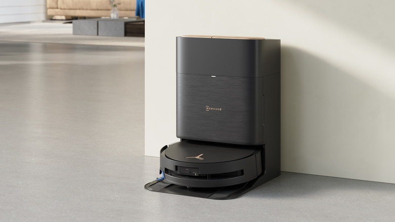 Bir ECOVACS marka zemin temizleyici ve beton zeminde rıhtım