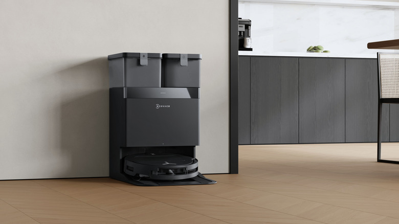 Ahşap zeminde bir ECOVACS zemin temizleyici ve yerleştirme istasyonu