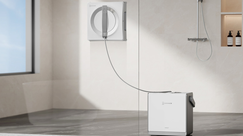 Bir cam duş kapısına bağlı bir ECOVACS pencere temizleyicisi