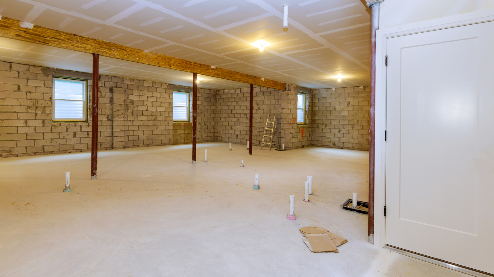 Çirkin bodrum destek kutuplarını modaya uygun bir aksan özelliğine dönüştüren DIY