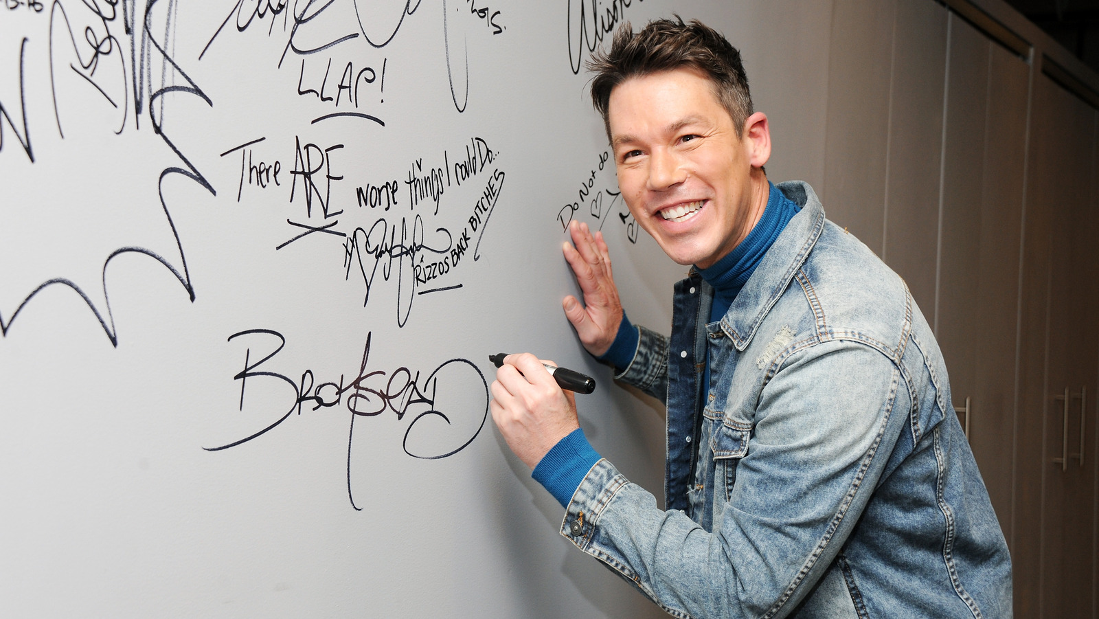 Döşeme Seçimi HGTV'den David Bromstad, 'Yıkılmaz' İtirazı için övgüde bulunuyor