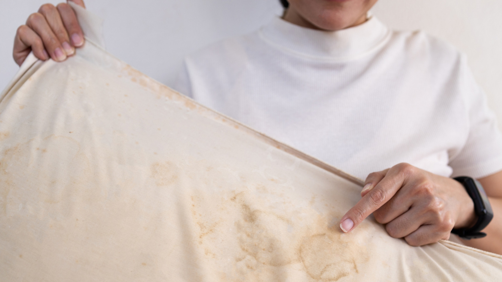 Bu brüt yastık lekelerini temizlemek için bütçe dostu DIY