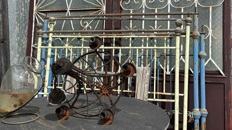 Antika bir mağazada vintage metal yatak çerçeveleri