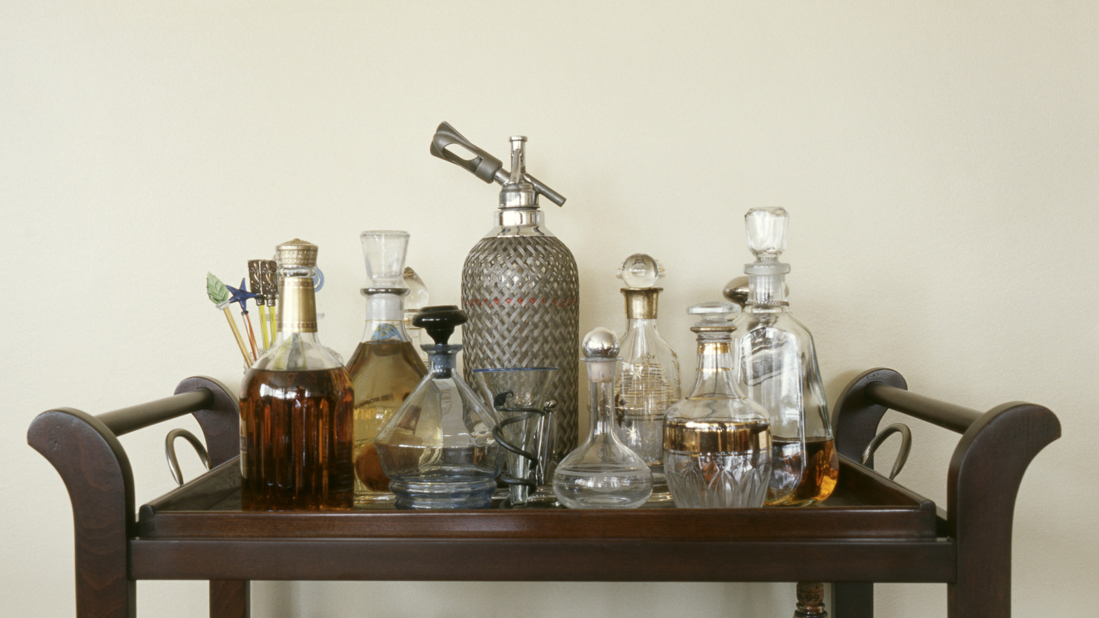 Bar arabanızı yükseltmek için tasarruf mağazalarında bakmak için vintage lamba