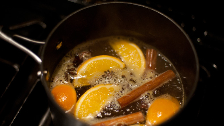 Portakal ve tarçın çubukları ile tencereyi pişirin