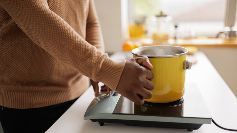 İndüksiyon yüzeyinde pot