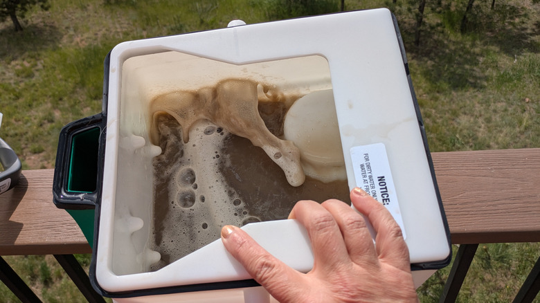 Big Green'in atık su deposu pis, köpüklü su ile doldurulur.