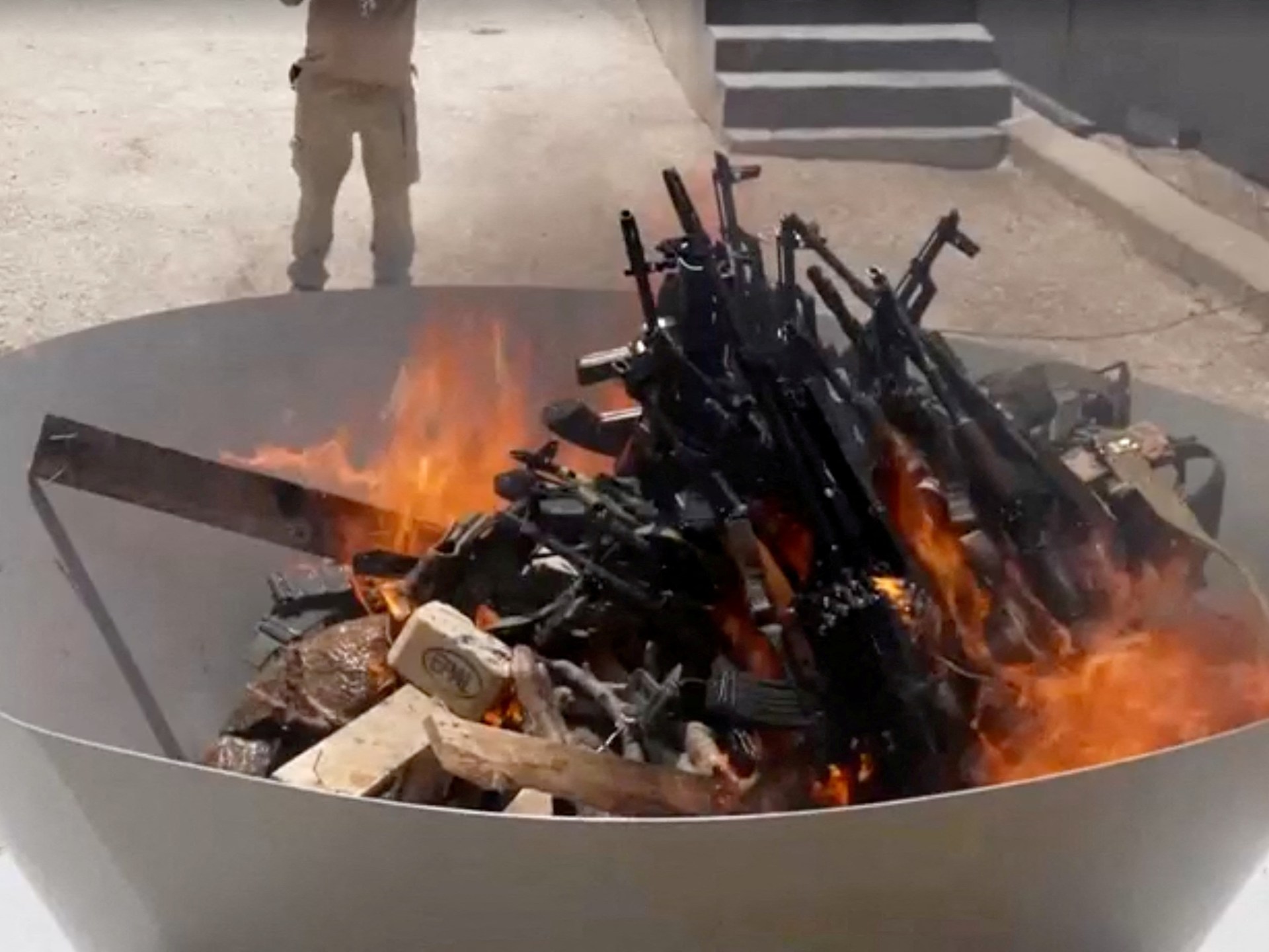 PKK, Turkiye'de 40 yıllık silahlı mücadeleden sonra silahsızlanma sürecine başlar