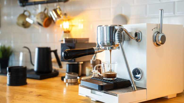 Kahve çubuğu, arka planda beyaz karo ile mutfakta tezgahta kurulum