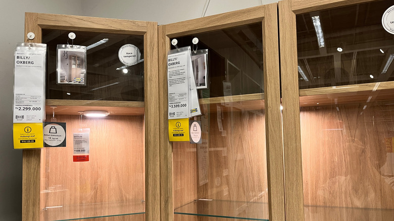 Cam kapıları ile Ikea Rafları